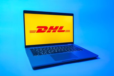 Prag, Çek Cumhuriyeti - 08 01 2025: DHL logosunu gösteren bir dizüstü bilgisayar. DHL uluslararası nakliye hizmeti sunan bir lojistik şirketidir..