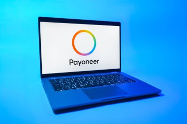 Prag, Çek Cumhuriyeti - 08 01 2025: Tek tip arkaplanda bir dizüstü bilgisayar Payonez logosunu gösterir. Paeveryone, küresel online ödemeler ve para transferleri için bir platformdur.