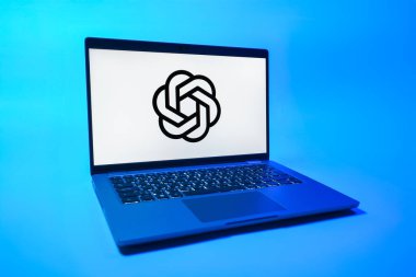 Prag, Çek Cumhuriyeti - 08 01 2025: Tek bir arkaplanda bir dizüstü bilgisayar OpenAI logosunu gösterir. OpenAI, yapay zeka modelleri ve uygulamaları geliştiren bir platformdur..