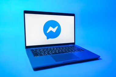 Prag, Çek Cumhuriyeti - 08 01 2025: Uniforma arka planda bir dizüstü bilgisayar Messenger logosunu gösterir. Haberci Facebook 'ta mesajlaşma ve sohbet için bir platformdur.