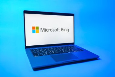 Prag, Çek Cumhuriyeti - 08 01 2025: Tek tip arka planda bir dizüstü bilgisayar Microsoft Bing logosunu gösterir. Microsoft Bing çevrimiçi bilgi bulmak için bir arama motorudur.