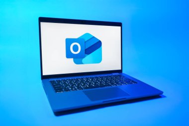 Prag, Çek Cumhuriyeti - 08 01 2025: Tek tip arkaplanda bir dizüstü bilgisayar Outlook logosunu gösterir. Outlook iletileri göndermek ve yönetmek için bir e- posta platformudur.