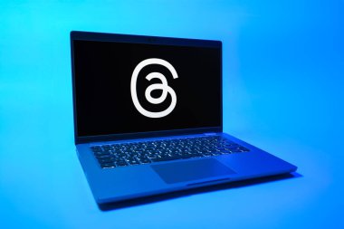 Prag, Çek Cumhuriyeti - 08 01 2025: Tek tip bir arkaplanda dizüstü bilgisayar Threads logosunu gösterir. Tartışmalar, kısa gönderileri ve güncellemeleri paylaşmak için bir sosyal medya platformudur.