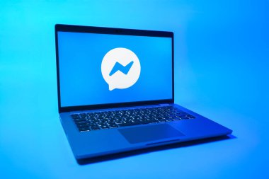 Prag, Çek Cumhuriyeti - 08 01 2025: Uniforma arka planda bir dizüstü bilgisayar Messenger logosunu gösterir. Haberci Facebook 'ta mesajlaşma ve sohbet için bir platformdur.