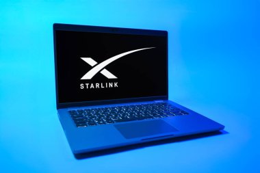 Prag, Çek Cumhuriyeti - 08 01 2025: Tek bir arkaplanda bir dizüstü bilgisayar Starlink logosunu gösterir. Starlink küresel bağlantı sağlayan bir uydu internet hizmetidir.