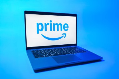 Prag, Çek Cumhuriyeti - 08 01 2025: Tek tip arkaplanda bir dizüstü bilgisayar Prime logosunu gösterir. Asal, alışveriş, yayın ve faydaları için bir abonelik hizmetidir..