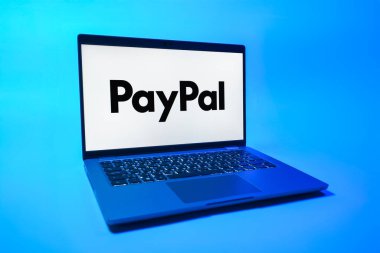 Prag, Çek Cumhuriyeti - 08 01 2025: Tek tip arka planda bir dizüstü bilgisayar PayPal logosunu gösterir. PayPal çevrimiçi ödemeler ve para transferleri için bir platformdur.