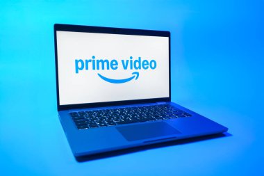 Prag, Çek Cumhuriyeti - 08 01 2025: Tek tip arka planda bir dizüstü bilgisayar Prime video logosunu gösterir. Asal video, filmler ve TV programları için bir yayın platformudur..