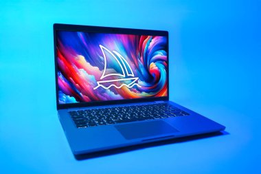 Prag, Çek Cumhuriyeti - 08 01 2025: Üniforma arka planda bir dizüstü bilgisayar Midtrip logosunu gösterir. Midtrip yapay zeka ürünü resimler ve sanat için bir platformdur..