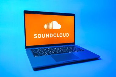 Prag, Çek Cumhuriyeti - 08 01 2025: Arka planda bulunan bir dizüstü bilgisayarda SoundCloud logosu görülüyor. SoundCloud müzik paylaşımı ve yayını için bir platformdur..