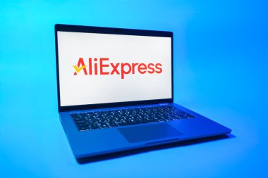 Prag, Çek Cumhuriyeti - 08 01 2025: Tek tip bir arkaplanda bir dizüstü bilgisayar AliExpress logosunu gösterir. AliExpress, küresel çapta bir alışveriş ürünleri çevrimiçi pazarıdır..