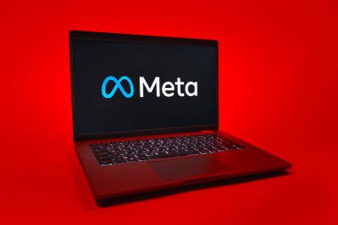 Prag, Çek Cumhuriyeti - 08 01 2025: Tek tip arkaplanda bir dizüstü bilgisayar Meta logosunu gösterir. Meta, Facebook ve Instagram gibi sosyal platformlar sunan bir şirket..