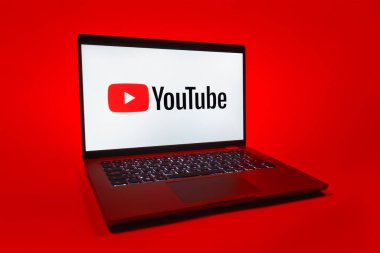Prag, Çek Cumhuriyeti - 08 01 2025: Üniforma arka planda bir dizüstü bilgisayar Youtube logosunu gösterir. Youtube dünya çapında videoları izlemek ve paylaşmak için bir platform.