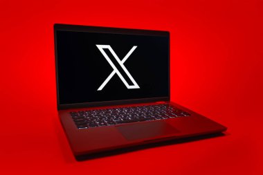 Prag, Çek Cumhuriyeti - 08 01 2025: Tek tip arka planda bir dizüstü bilgisayar X logosunu gösterir. X, kısa gönderileri ve güncellemeleri paylaşmak için bir platformdur.