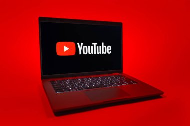 Prag, Çek Cumhuriyeti - 08 01 2025: Üniforma arka planda bir dizüstü bilgisayar Youtube logosunu gösterir. Youtube dünya çapında videoları izlemek ve paylaşmak için bir platform.