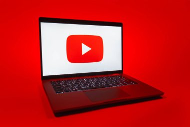 Prag, Çek Cumhuriyeti - 08 01 2025: Üniforma arka planda bir dizüstü bilgisayar Youtube logosunu gösterir. Youtube dünya çapında videoları izlemek ve paylaşmak için bir platform.