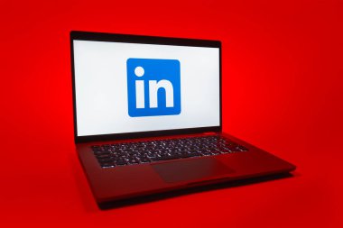 Prag, Çek Cumhuriyeti - 08 01 2025: Tek bir arkaplanda LinkedIn logosunu gösteren bir dizüstü bilgisayar. LinkedIn, insanları ve şirketleri birbirine bağlayan profesyonel bir ağ..