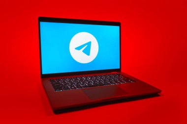 Prag, Çek Cumhuriyeti - 08 01 2025: Tek tip arkaplanda bir dizüstü bilgisayar Telegram logosunu gösterir. Telgraf hızlı ve güvenli iletiler için bir uygulamadır.