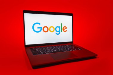 Prag, Çek Cumhuriyeti - 08 01 2025: Tek bir arkaplanda bir dizüstü bilgisayar Google logosunu gösterir. Google bilgi için bir arama motoru ve teknoloji platformudur.