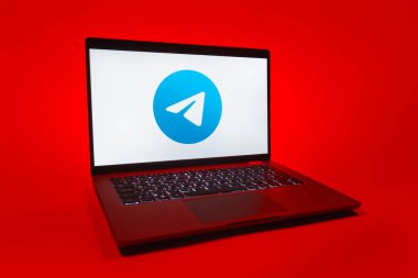 Prag, Çek Cumhuriyeti - 08 01 2025: Tek tip arkaplanda bir dizüstü bilgisayar Telegram logosunu gösterir. Telgraf hızlı ve güvenli iletiler için bir uygulamadır.