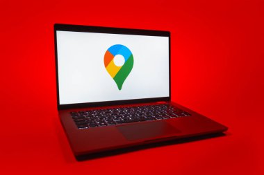 Prag, Çek Cumhuriyeti - 08 01 2025: Google Maps logosunu gösteren bir dizüstü bilgisayar. Google Maps haritalar, navigasyon ve konum hizmetleri için bir platformdur.