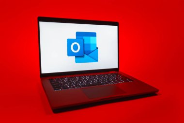 Prag, Çek Cumhuriyeti - 08 01 2025: Tek tip arkaplanda bir dizüstü bilgisayar Outlook logosunu gösterir. Outlook iletileri göndermek ve yönetmek için bir e- posta platformudur.