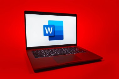 Prag, Çek Cumhuriyeti - 08 01 2025: Uniforma arka planda bir dizüstü bilgisayar Word logosunu gösterir. Word belge yaratmak ve düzenlemek için bir yazılımdır..