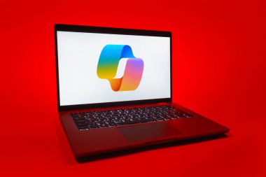 Prag, Çek Cumhuriyeti - 08 01 2025: Tek tip arkaplanda bir dizüstü bilgisayar Copilot logosunu gösteriyor. Copilot, üretkenlik yardımı için yazılıma entegre edilmiş bir yapay zeka asistanıdır..