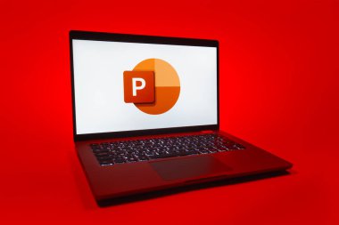 Prag, Çek Cumhuriyeti - 08 01 2025: Tek bir arkaplanda bir dizüstü bilgisayar Powerpoint logosunu gösterir. Powerpoint sunumlar ve slayt gösterileri oluşturmak için bir yazılımdır..