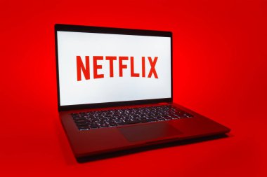 Prag, Çek Cumhuriyeti - 08 01 2025: Tek tip arka planda bir dizüstü bilgisayar Netflix logosunu gösterir. Netflix sinema ve televizyon programları için bir yayın platformudur..