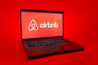Prag, Çek Cumhuriyeti - 08 01 2025: Airbnb logosunu gösteren bir dizüstü bilgisayar. Airbnb dünya çapında kısa vadeli konaklama için bir platformdur..