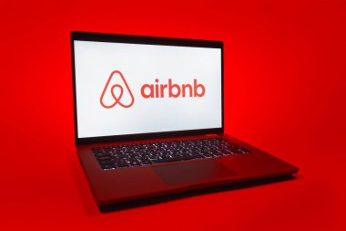 Prag, Çek Cumhuriyeti - 08 01 2025: Airbnb logosunu gösteren bir dizüstü bilgisayar. Airbnb dünya çapında kısa vadeli konaklama için bir platformdur..