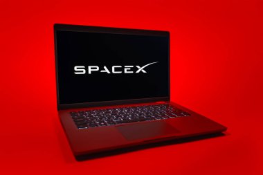 Prag, Çek Cumhuriyeti - 08 01 2025: Uniforma arka planda bir dizüstü bilgisayar SpaceX logosunu gösterir. SpaceX uzay keşfi ve roket fırlatmaları için özel bir şirkettir..