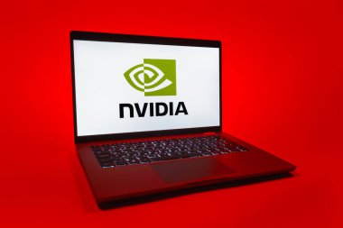 Prag, Çek Cumhuriyeti - 08 01 2025: NVIDIA logosunu gösteren bir dizüstü bilgisayar. NVIDIA, GPU ve yapay zeka donanımı alanında uzmanlaşmış bir teknoloji şirketidir..