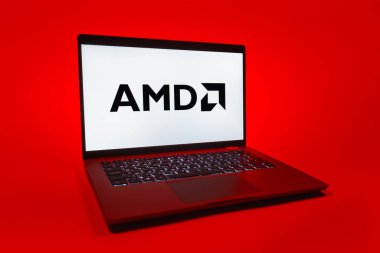 Prag, Çek Cumhuriyeti - 08 01 2025: Tek bir arka planda bir dizüstü bilgisayar AMD logosunu gösterir. AMD, işlemci ve işlemci üreten yarı iletken bir şirkettir..