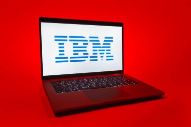 Prag, Çek Cumhuriyeti - 08 01 2025: Üniforma arka planda bir dizüstü bilgisayar IBM logosunu gösteriyor. IBM yazılım, donanım ve danışmanlık sunan bir teknoloji şirketidir..