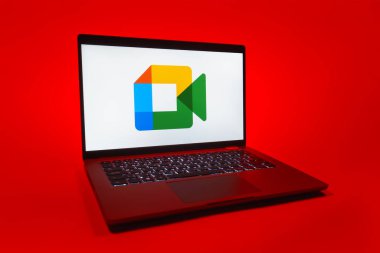 Prag, Çek Cumhuriyeti - 08 01 2025: Google Meet logosunu gösteren bir dizüstü bilgisayar. Google Meet video toplantıları ve çevrimiçi işbirliği için bir platformdur.