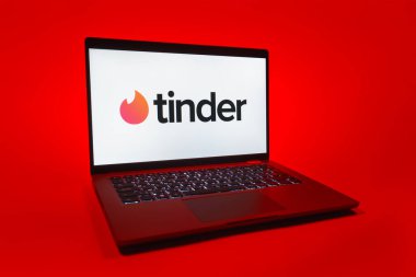 Prag, Çek Cumhuriyeti - 08 01 2025: Üniforma arka planda bir dizüstü bilgisayarda Tinder logosu görülüyor. Tinder insanları eşleştirmek ve bağlamak için bir randevu uygulaması.