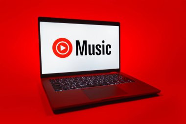 Prag, Çek Cumhuriyeti - 08 01 01 2025: Tek tip arkaplanda bir dizüstü bilgisayar Youtube Müzik logosunu gösterir. Youtube Music müzik için bir platformdur..
