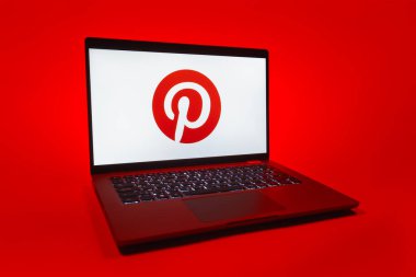 Prag, Çek Cumhuriyeti - 08 01 2025: Pinterest logosunu gösteren bir dizüstü bilgisayar. Pinterest fikirleri görsel olarak keşfetmek ve kaydetmek için bir platformdur..