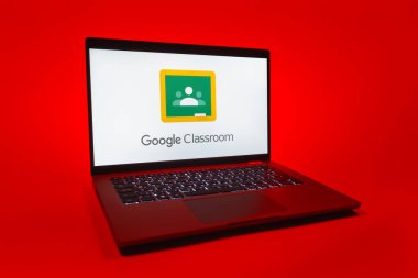 Prag, Çek Cumhuriyeti - 08 01 2025: Tek tip arkaplanda bir dizüstü bilgisayar Google Sınıfı logosunu gösterir. Google Sınıfı, sınıfları ve eğitim içeriğini yönetmek için bir platformdur.