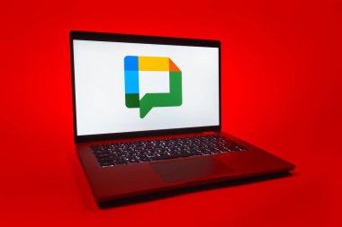 Prag, Çek Cumhuriyeti - 08 01 2025: Google Chat logosunu gösteren bir dizüstü bilgisayar. Google Chat mesajlaşma ve takım işbirliği için bir platformdur.