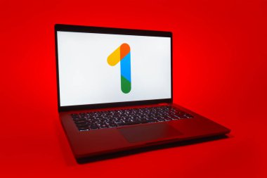 Prag, Çek Cumhuriyeti - 08 01 2025: Tek bir arkaplanda bir dizüstü bilgisayar Google One logosunu gösterir. Google 1 bulut depolama ve abonelik hizmetleri için bir platformdur.