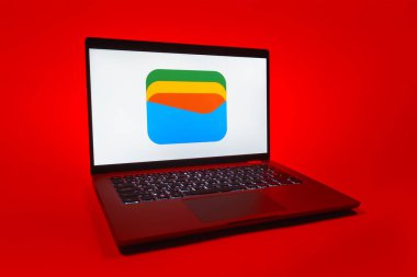 Prag, Çek Cumhuriyeti - 08 01 2025: Tek tip arka planda bir dizüstü bilgisayar Google Cüzdan logosunu gösterir. Google Cüzdanı dijital ödeme yöntemlerini depolamak ve kullanmak için bir platformdur.