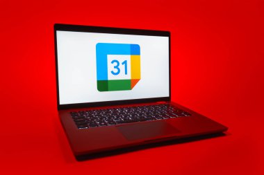 Prag, Çek Cumhuriyeti - 08 01 2025: Tek bir arkaplanda bir dizüstü bilgisayar Google Takvim logosunu gösterir. Google Takvimi olayları zamanlamak ve yönetmek için bir platformdur.