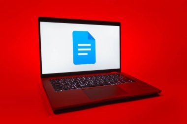 Prag, Çek Cumhuriyeti - 08 01 2025: Tek bir arka planda bir dizüstü bilgisayar Google Docs logosunu gösterir. Google Docs metin belgeleri oluşturmak ve düzenlemek için bir platformdur.