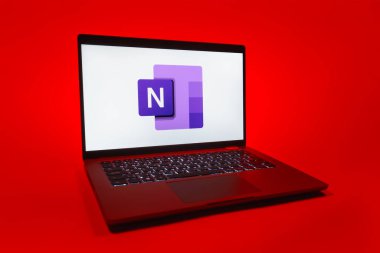 Prag, Çek Cumhuriyeti - 08 01 2025: Tek bir arkaplanda Microsoft OneNote logosunu gösteren bir dizüstü bilgisayar. Microsoft OneNote not almak ve düzenlemek için bir platformdur.