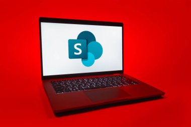 Prag, Çek Cumhuriyeti - 08 01 2025: Tek bir arkaplanda Microsoft Sharepoint logosunu gösteren bir dizüstü bilgisayar. Microsoft Sharepoint işbirliği ve belge yönetimi için bir platformdur.