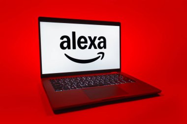 Prag, Çek Cumhuriyeti - 08 01 2025: Tek tip arkaplanda bir dizüstü bilgisayar Alexa logosunu gösteriyor. Alexa akıllı aygıtlar ve servisler için ses asistanıdır.