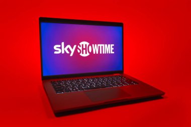 Prag, Çek Cumhuriyeti - 08 01 2025: Üniforma arka planda bir dizüstü bilgisayar SkyShowtime logosunu gösteriyor. SkyShowtime, sinema ve televizyon dizileri için bir yayın platformudur..